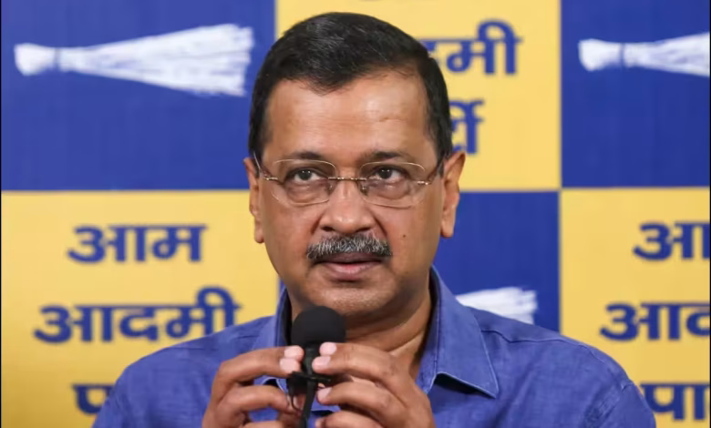 ई-20 पेट्रोल नीति पर प्रेस कॉन्फ्रेंस के दौरान बयान देते अरविंद केजरीवाल।