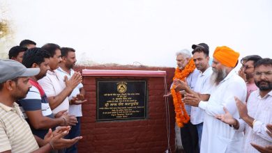 लिंक रोड निर्माण कार्य के दौरान कैबिनेट मंत्री लाल चंद कटारूचक की तस्वीर।