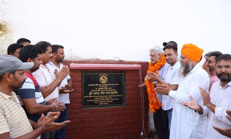 लिंक रोड निर्माण कार्य के दौरान कैबिनेट मंत्री लाल चंद कटारूचक की तस्वीर।