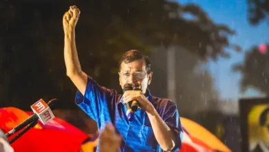 दिल्ली में प्रेस कॉन्फ्रेंस के दौरान छात्रों के प्रदर्शन पर बयान देते आम आदमी पार्टी के राष्ट्रीय संयोजक अरविंद केजरीवाल।