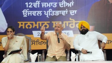 लुधियाना में Punjab Bright Minds कार्यक्रम के दौरान शिक्षा मंत्री हरजोत बैंस और मनीष सिसोदिया छात्रों से संवाद करते हुए।
