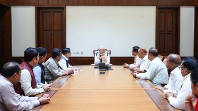 असम बाढ़ संकट पर समीक्षा बैठक करते प्रधानमंत्री नरेंद्र मोदी और राहत कार्यों की समीक्षा