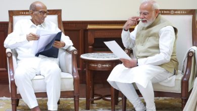 संसद भवन में प्रधानमंत्री नरेंद्र मोदी से मुलाकात करते एनसीपी (शरद पवार गुट) प्रमुख शरद पवार और सांसद सुप्रिया सुले।