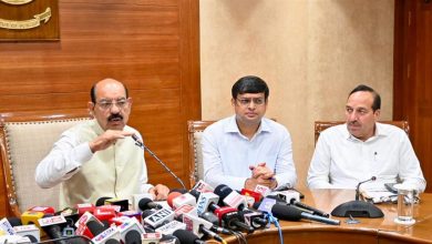 बागवानी मंत्री मोहिंदर भगत किसानों के लिए JICA परियोजना की जानकारी देते हुए।