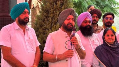 हरदीप सिंह मुंडियां साहनेवाल वार्ड नंबर 11 में लोगों से बातचीत करते हुए