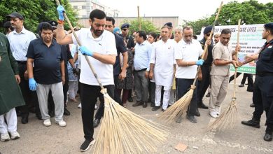 मुख्यमंत्री नायब सिंह सैनी पंचकूला में पौधारोपण और स्वच्छता अभियान में भाग लेते हुए