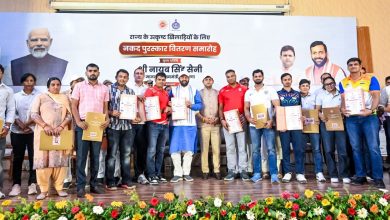 हरियाणा खिलाड़ी सम्मान समारोह में खिलाड़ियों को सम्मानित करते मुख्यमंत्री नायब सिंह सैनी
