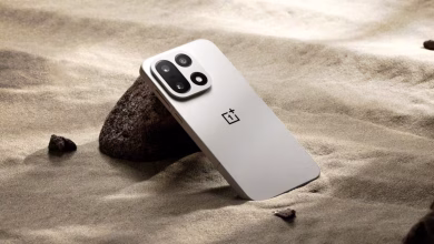 OnePlus स्मार्टफोन और कंपनी के लोगो की तस्वीर, कारोबार बंद होने की खबर।