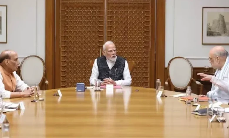 संसद भवन में प्रधानमंत्री नरेंद्र मोदी की अध्यक्षता में कैबिनेट बैठक, विपक्ष का हंगामा और लोकसभा की कार्यवाही।