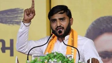 सूरत में प्रेस कॉन्फ्रेंस के दौरान दक्षिण गुजरात की बाढ़ पर सरकार को घेरते AAP नेता प्रवीण राम।