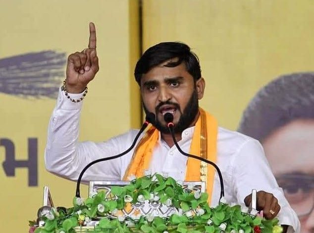 सूरत में प्रेस कॉन्फ्रेंस के दौरान दक्षिण गुजरात की बाढ़ पर सरकार को घेरते AAP नेता प्रवीण राम।