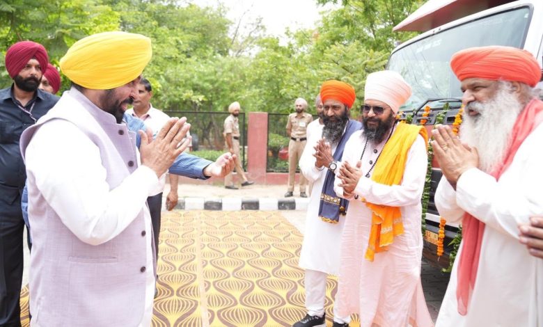 श्री गुरु रविदास जी महाराज का संदेश पंजाब के कोने-कोने तक पहुंचेगा; मुख्यमंत्री भगवंत सिंह मान ने डॉक्यूमेंट्री वैनों को हरी झंडी दिखाकर किया रवाना