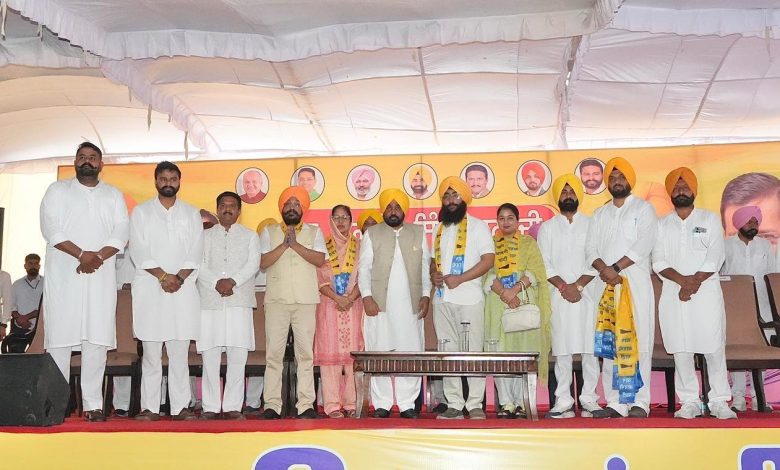 पातड़ां में शिरोमणि अकाली दल को बड़ा झटका, पूर्व विधायक वनिंदर कौर लूंबा और करण सिंह डीटीओ साथियों सहित 'आप' में शामिल