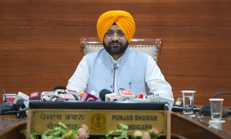 भगवंत मान सरकार 2100 से अधिक मनरेगा कर्मचारियों के साथ मजबूती से खड़ी; ग्रामीण विकास मंत्री ने केंद्रीय कृषि मंत्री को पत्र लिखकर कर्मचारियों को नियमित करने की मांग की