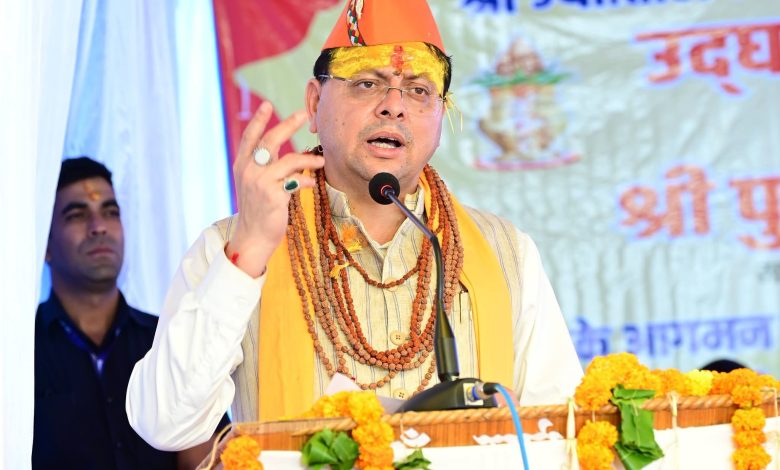 उत्तराखंड के मुख्यमंत्री पुष्कर सिंह धामी हरेला पर्व पर पौधारोपण करते हुए और 'सरकार हर द्वार' कार्यक्रम को संबोधित करते हुए