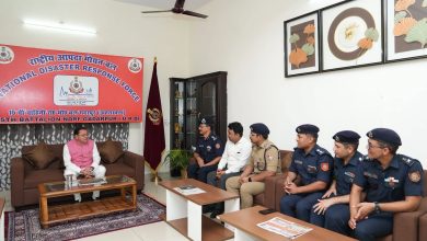 गदरपुर में NDRF जवानों से मुलाकात करते उत्तराखंड मुख्यमंत्री पुष्कर सिंह धामी।