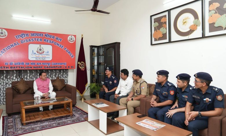 गदरपुर में NDRF जवानों से मुलाकात करते उत्तराखंड मुख्यमंत्री पुष्कर सिंह धामी।