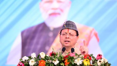 रुड़की के प्रतिभा सम्मान समारोह में मेधावी विद्यार्थियों का सम्मान करते मुख्यमंत्री पुष्कर सिंह धामी