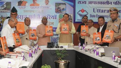 देहरादून में प्री-मानसून मॉक ड्रिल का निरीक्षण करते मुख्यमंत्री पुष्कर सिंह धामी