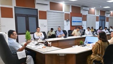 मुख्यमंत्री भजनलाल शर्मा राजस्व विभाग के अधिकारियों के साथ समीक्षा बैठक करते हुए।