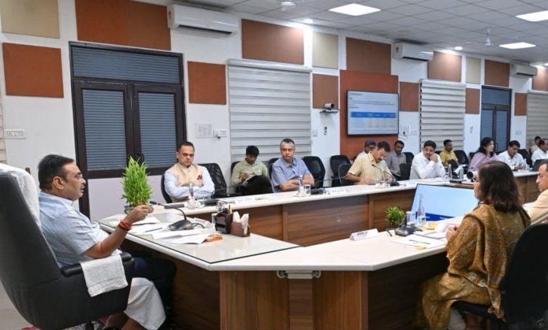 मुख्यमंत्री भजनलाल शर्मा राजस्व विभाग के अधिकारियों के साथ समीक्षा बैठक करते हुए।