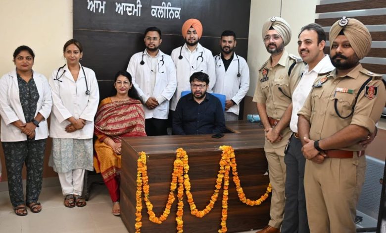 डॉ. रवजोत सिंह ने होशियारपुर सेंट्रल जेल में आम आदमी क्लिनिक का उद्घाटन किया, जहां कैदियों को मुफ्त स्वास्थ्य सेवाएं मिलेंगी।