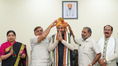 मुख्यमंत्री नायब सिंह सैनी संत कबीर कुटीर में बोर्डों और निगमों के चेयरमैन एवं वाइस चेयरमैन से मुलाकात करते हुए