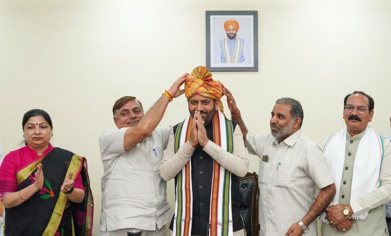 मुख्यमंत्री नायब सिंह सैनी संत कबीर कुटीर में बोर्डों और निगमों के चेयरमैन एवं वाइस चेयरमैन से मुलाकात करते हुए