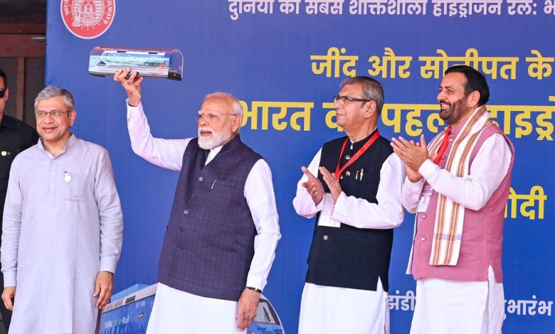 प्रधानमंत्री नरेंद्र मोदी ने हरियाणा से दुनिया की सबसे लंबी हाइड्रोजन ट्रेन को हरी झंडी दिखाई, साथ में मुख्यमंत्री नायब सिंह सैनी