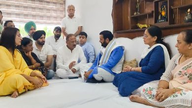 मुख्यमंत्री नायब सिंह सैनी अरुण सूद के निवास पर स्वर्गीय शांति नाथ सूद को श्रद्धांजलि अर्पित करते हुए।