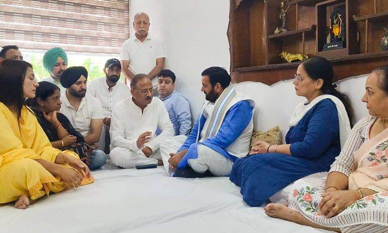 मुख्यमंत्री नायब सिंह सैनी अरुण सूद के निवास पर स्वर्गीय शांति नाथ सूद को श्रद्धांजलि अर्पित करते हुए।