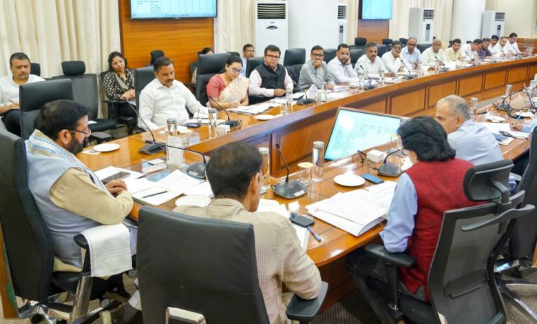 हरियाणा मुख्यमंत्री नायब सिंह सैनी राखीगढ़ी साइट म्यूजियम और इंटरप्रिटेशन सेंटर की समीक्षा बैठक करते हुए।