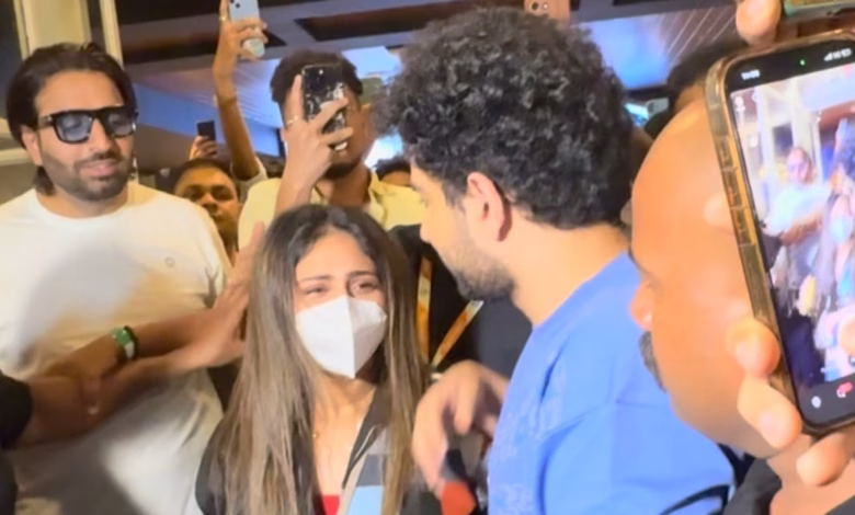 मिस्ट्री गर्ल का हाथ पकड़कर भीड़ से बाहर निकलते समय रैना का वायरल वीडियो