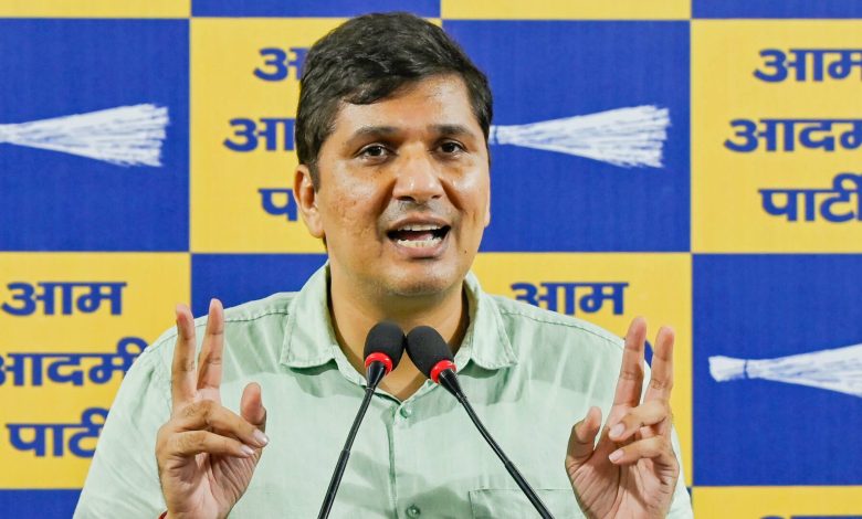 दिल्ली में लैब टेस्ट सेवाएं बंद होने के मुद्दे पर बयान देते हुए सौरभ भारद्वाज।