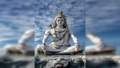 सावन सोमवार पर शिवलिंग की पूजा करते श्रद्धालु और भगवान शिव की प्रतिमा।
