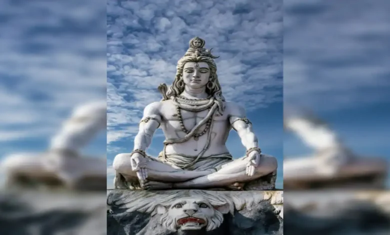 सावन सोमवार पर शिवलिंग की पूजा करते श्रद्धालु और भगवान शिव की प्रतिमा।