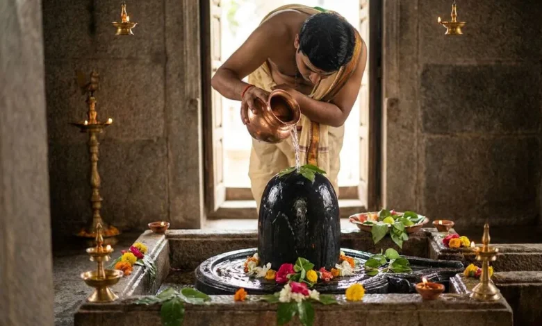 सावन में शिवलिंग पर तांबे के लोटे से जल चढ़ाते हुए श्रद्धालु।