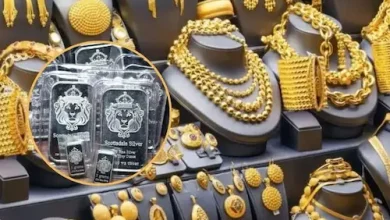 8 जुलाई 2026 के सोने और चांदी के ताजा भाव, गिरती कीमतों के साथ गोल्ड ज्वेलरी और सिल्वर बार की तस्वीर।