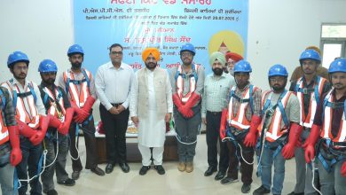 तरुणप्रीत सिंह सौंद लुधियाना में PSPCL बिजली कर्मचारियों को सेफ्टी किट वितरित करते हुए।
