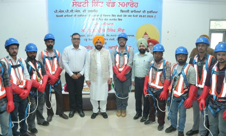 तरुणप्रीत सिंह सौंद लुधियाना में PSPCL बिजली कर्मचारियों को सेफ्टी किट वितरित करते हुए।