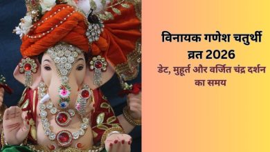 विनायक चतुर्थी पर भगवान गणेश की प्रतिमा की पूजा करते श्रद्धालु।