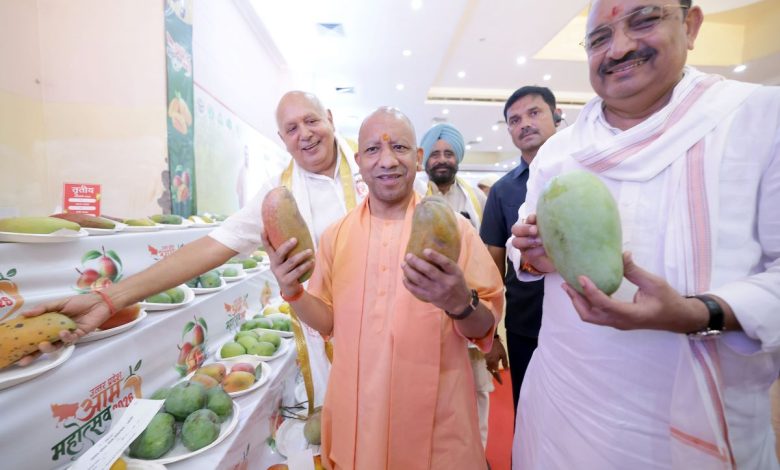 लखनऊ में उत्तर प्रदेश आम महोत्सव-2026 का उद्घाटन करते हुए मुख्यमंत्री योगी आदित्यनाथ।