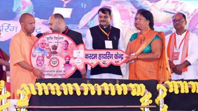 प्रतापगढ़ में विकास परियोजनाओं के लोकार्पण और लाभार्थी सम्मान कार्यक्रम में मुख्यमंत्री योगी आदित्यनाथ।