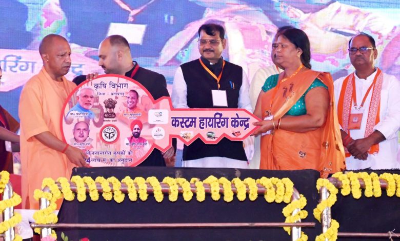 प्रतापगढ़ में विकास परियोजनाओं के लोकार्पण और लाभार्थी सम्मान कार्यक्रम में मुख्यमंत्री योगी आदित्यनाथ।