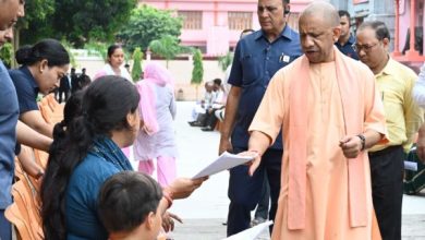 गोरखपुर में जनता दर्शन के दौरान लोगों की समस्याएं सुनते और अधिकारियों को निर्देश देते मुख्यमंत्री योगी आदित्यनाथ।