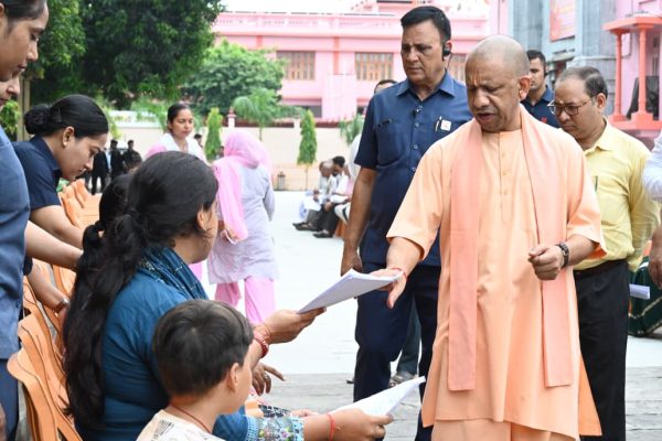 गोरखपुर में जनता दर्शन के दौरान लोगों की समस्याएं सुनते और अधिकारियों को निर्देश देते मुख्यमंत्री योगी आदित्यनाथ।