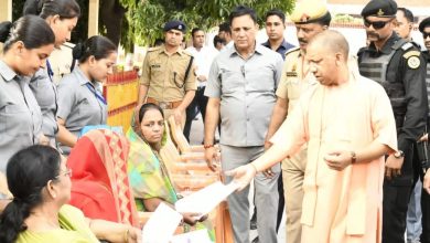 जनता दर्शन कार्यक्रम में मुख्यमंत्री योगी आदित्यनाथ फरियादियों से मिलकर उनकी समस्याएं सुनते हुए।