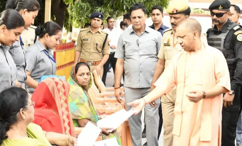 जनता दर्शन कार्यक्रम में मुख्यमंत्री योगी आदित्यनाथ फरियादियों से मिलकर उनकी समस्याएं सुनते हुए।