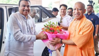 मुख्यमंत्री योगी आदित्यनाथ केंद्रीय मंत्री नितिन गडकरी से लखनऊ में मुलाकात करते हुए