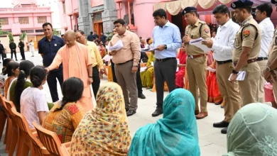 गोरखपुर में जनता दर्शन कार्यक्रम के दौरान लोगों की समस्याएं सुनते मुख्यमंत्री योगी आदित्यनाथ।